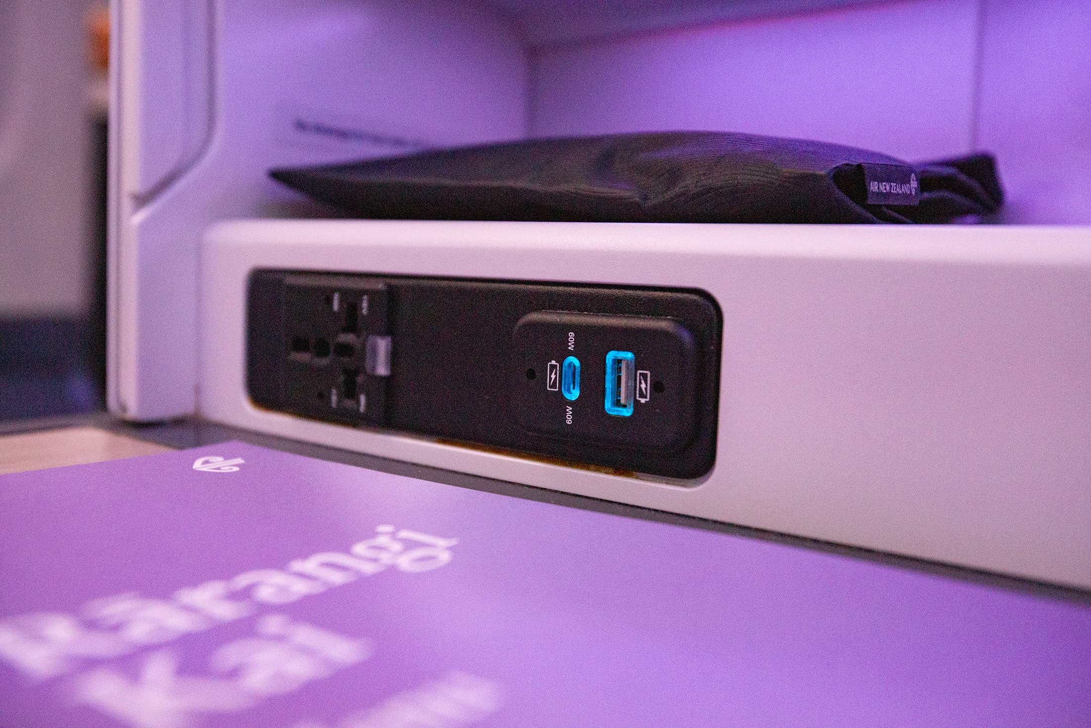 商務艙座椅旁設有萬國插座、USB Type-A與Type-C充電孔，手機、平板與筆電都能找到適合的充電方式。