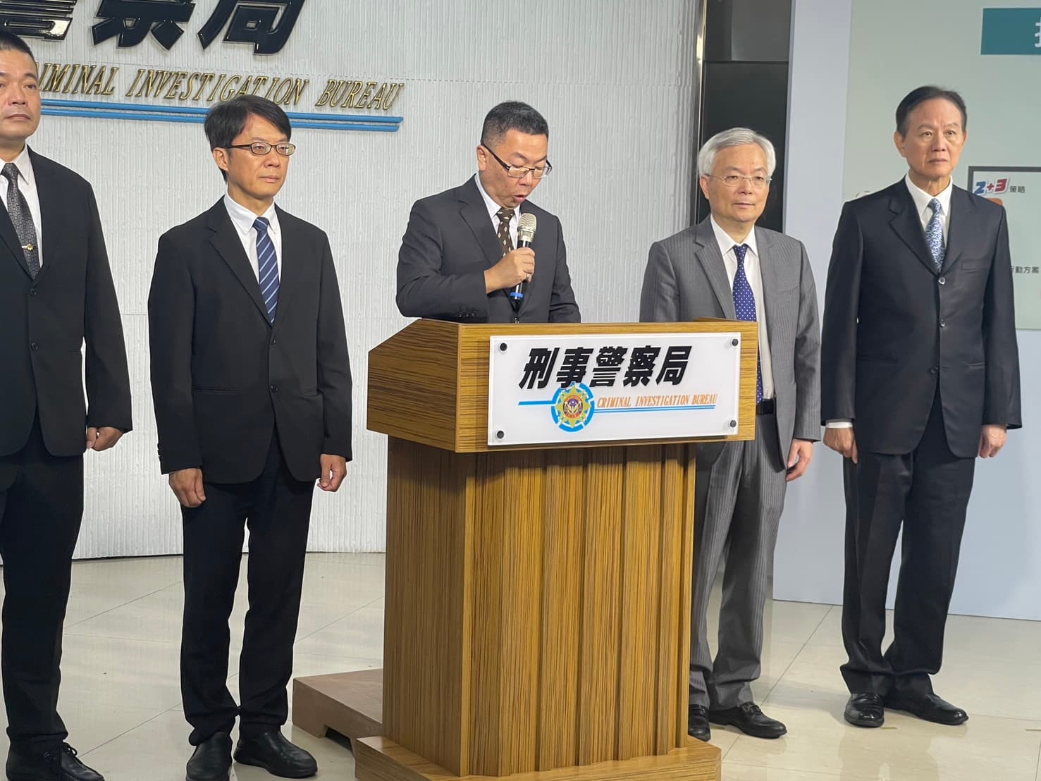 政務委員林明昕（中）今日蒞臨刑事警察局慰勉員警辛勞。