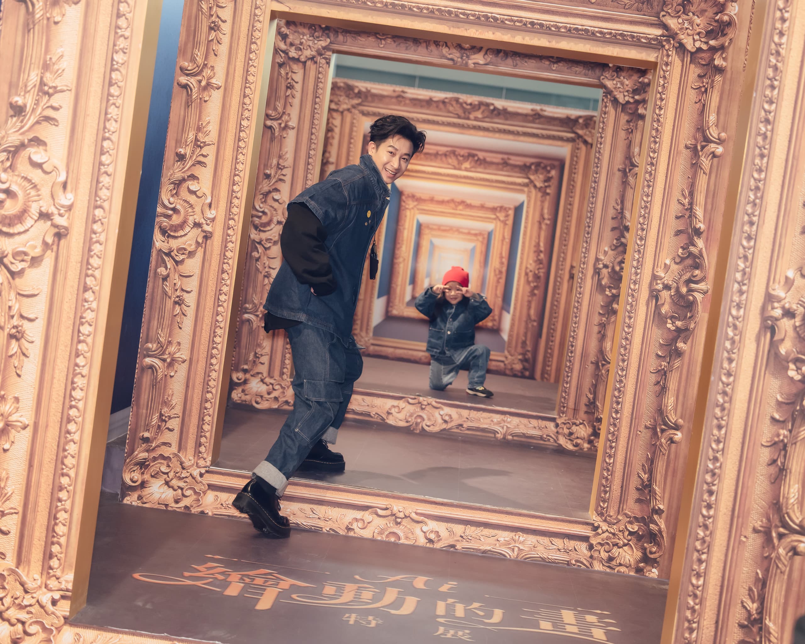 Darren今（22日）帶兒子看展玩瘋了。（寬宏藝術提供）