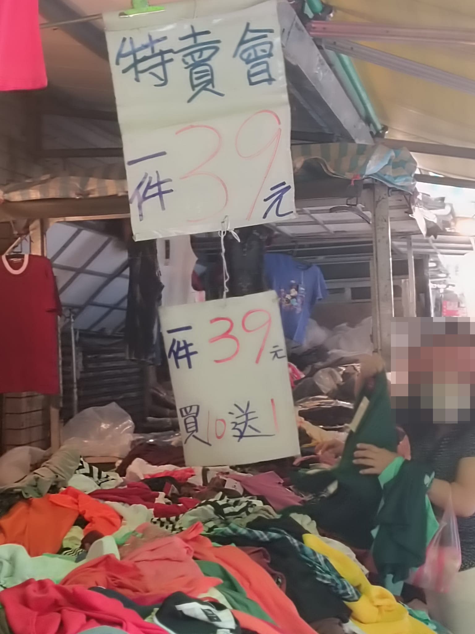 網友逛市場撞見攤販想敲詐外配，老闆作勢威脅且出動刺青仔包圍。（翻攝自爆料公社）