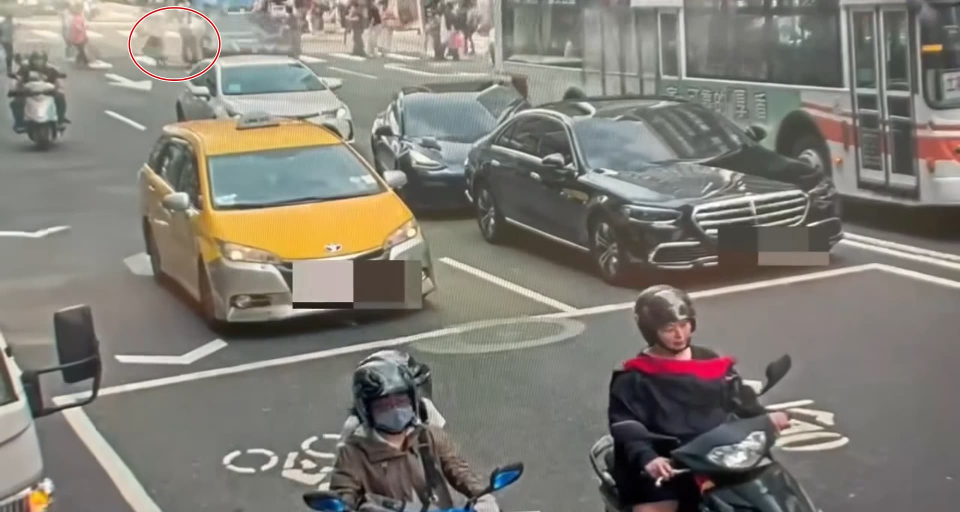 肇事黑色轎車右側前方撞飛3位行人，所幸3人都未遭拖行。（翻攝畫面）