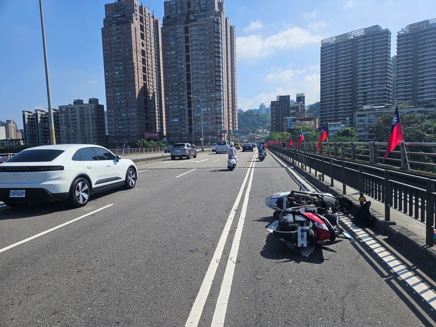 碧潭橋昨日發生車禍。（警方提供）