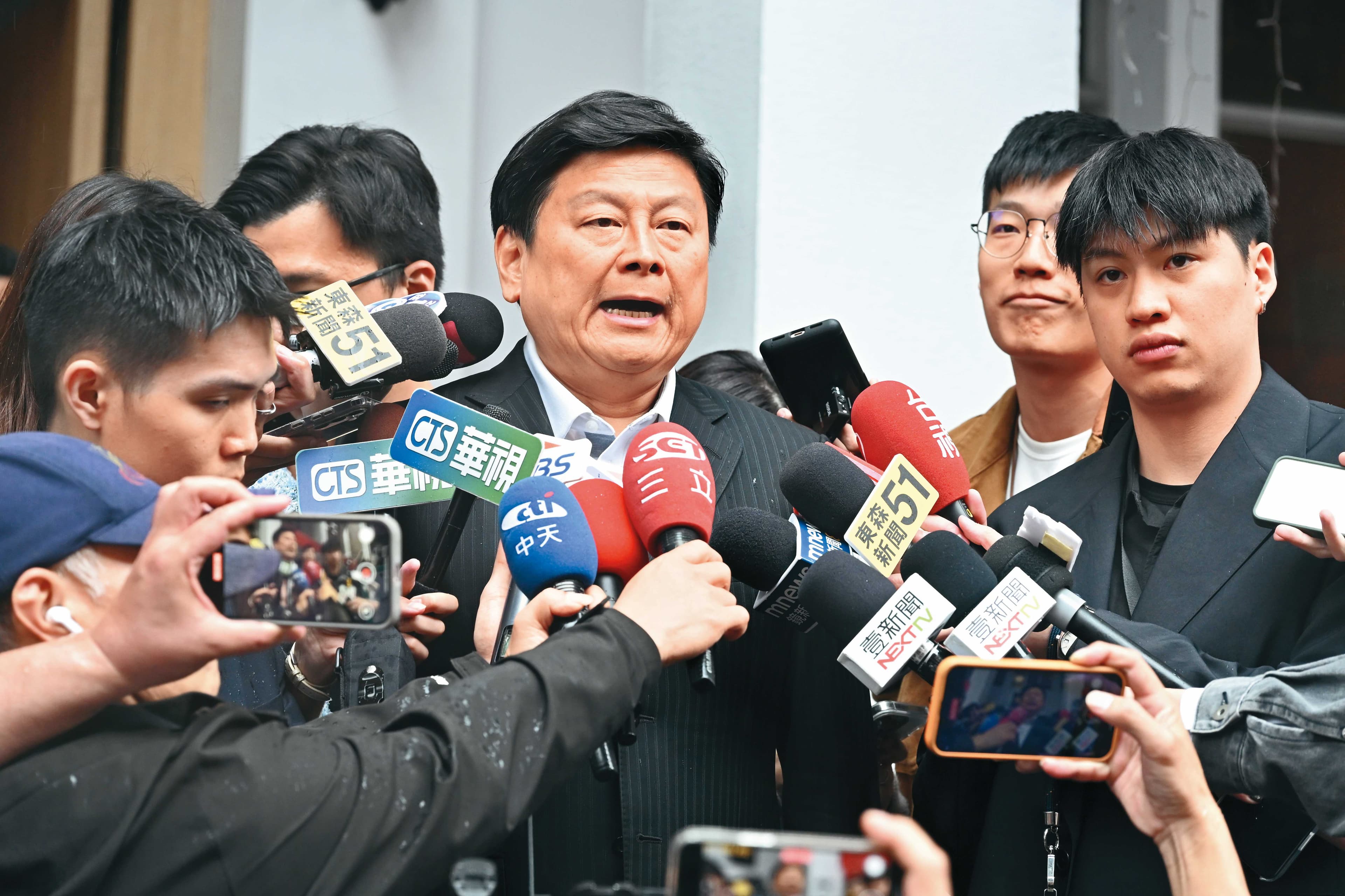 藍營近來爆發以傅崐萁為首的競選小物之亂，許多藍委都被捲入，成為大罷免另一觀察指標。