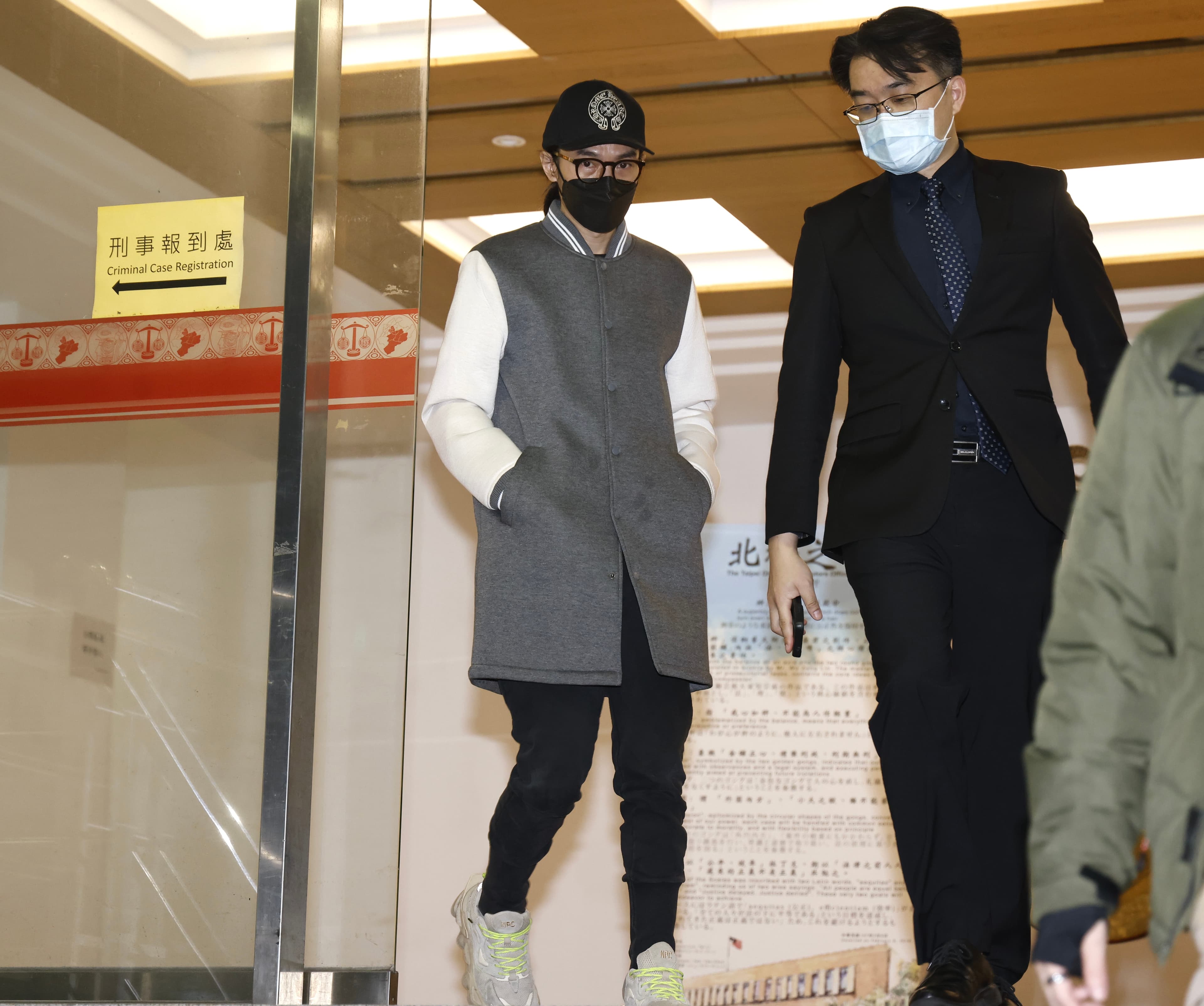 李威（左）原本撇清與命案有關，不過，專案小組發現事先教唆信眾一套說詞，卻遭信眾偷偷開啟手機錄音功能，成為李威涉案鐵證。