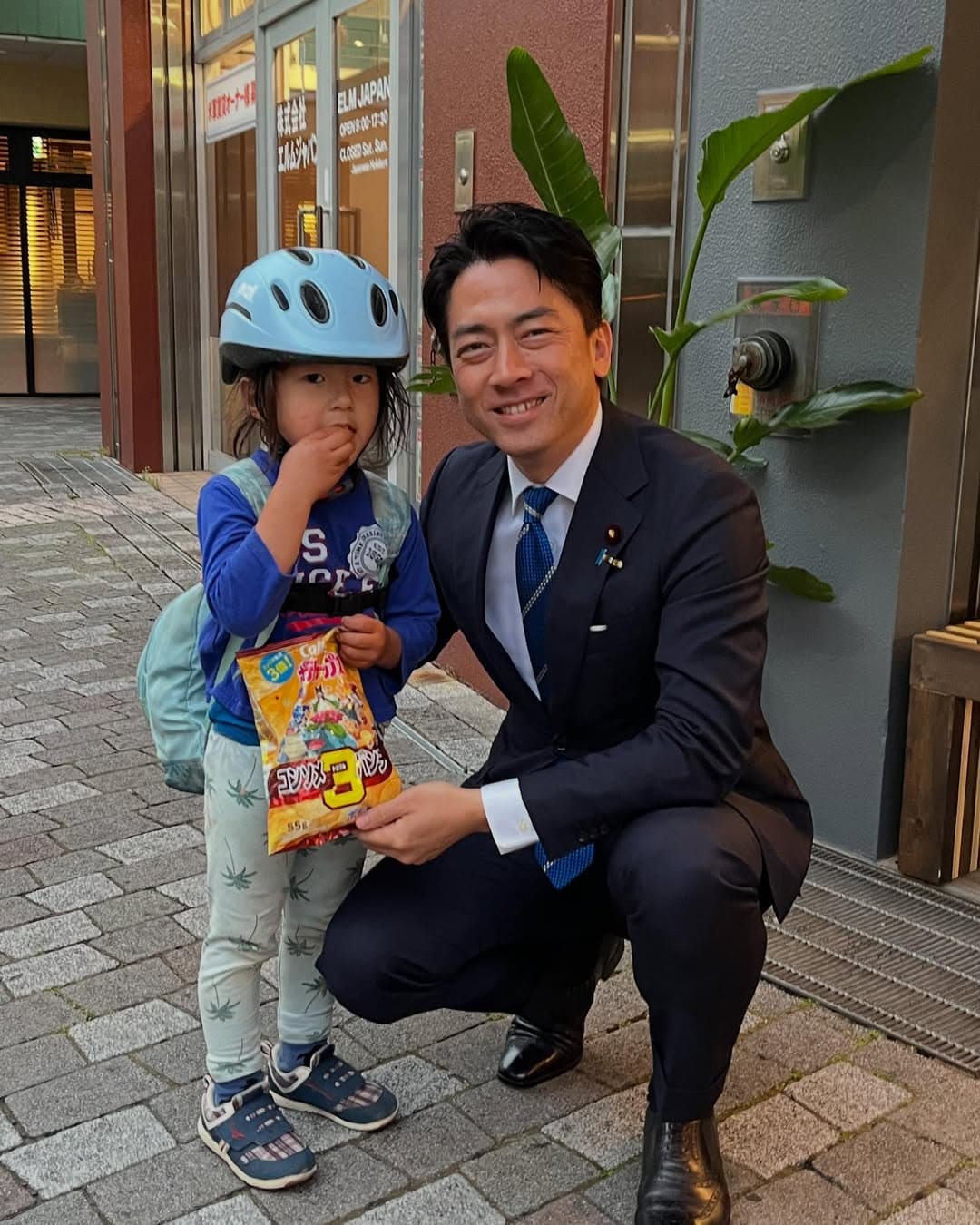 小泉進次郎是前內閣總理大臣小泉純一郎兒子，有「最帥政二代」之稱。（翻攝自小泉進次郎IG）