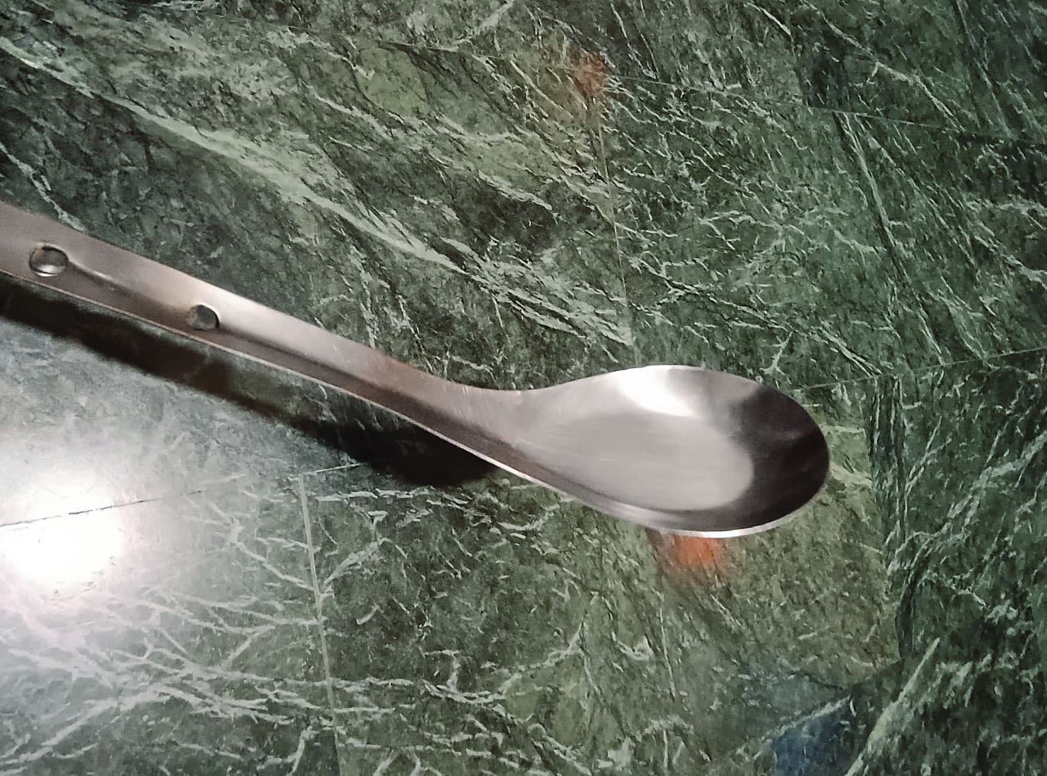 吳母宣稱女兒顯靈，家中的湯匙、茶杯，動不動就會飛來飛去。（示意圖）