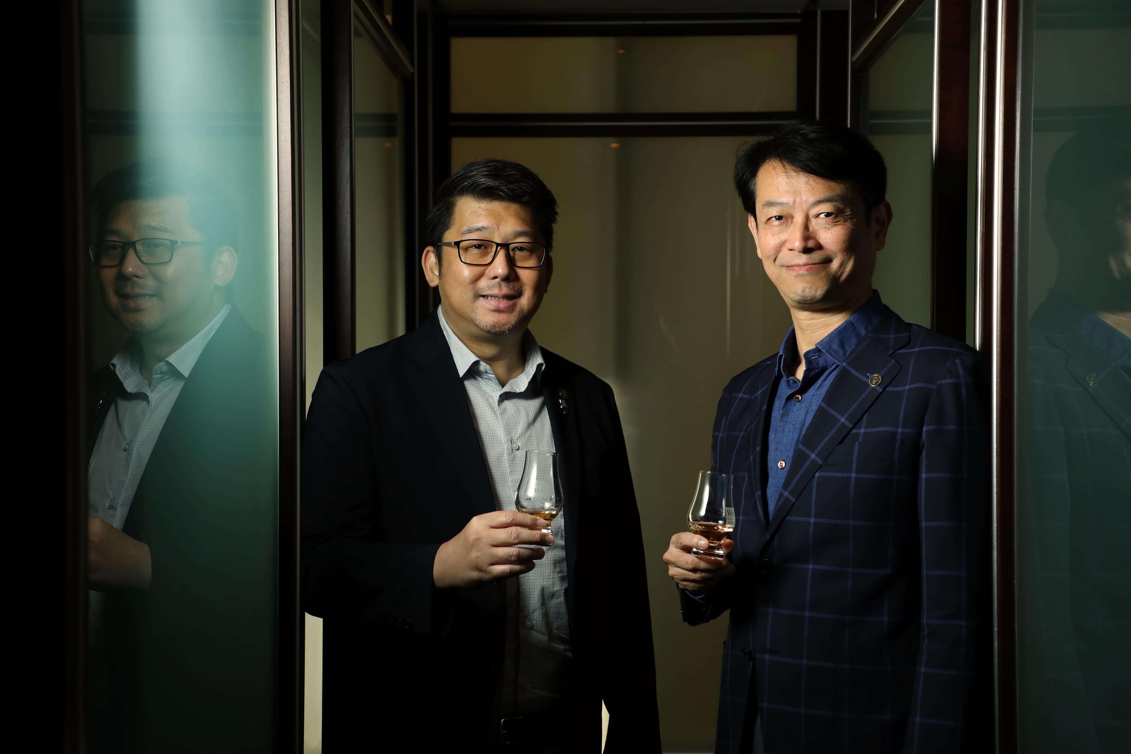 社長島岡高志（右）與首席調酒師張郁嵐（左）一人負責管理、一人主掌技術，是酒廠的最佳拍檔。
