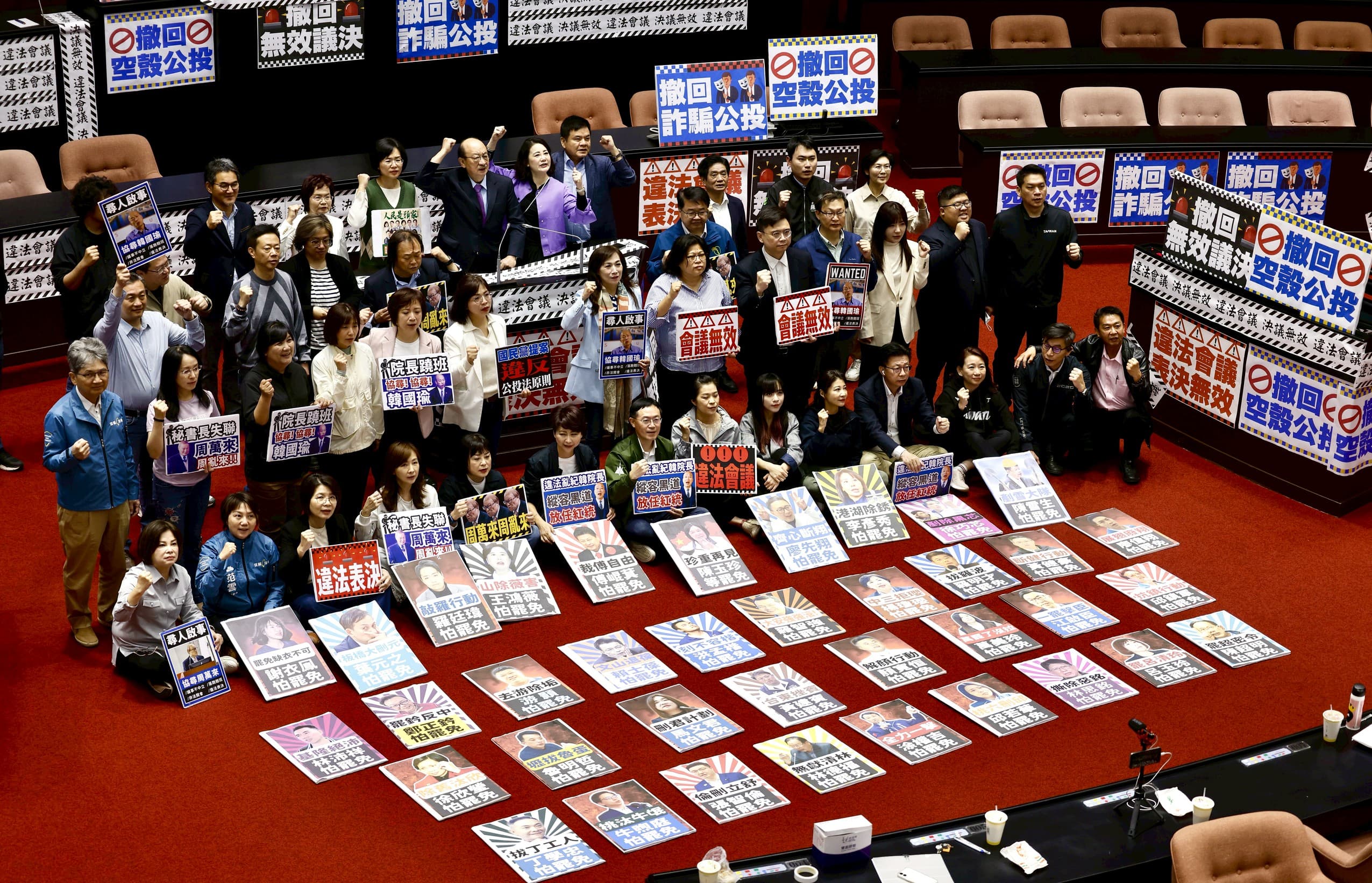 民進黨團占領議場抗議表決無效，高喊「大罷免大成功」。