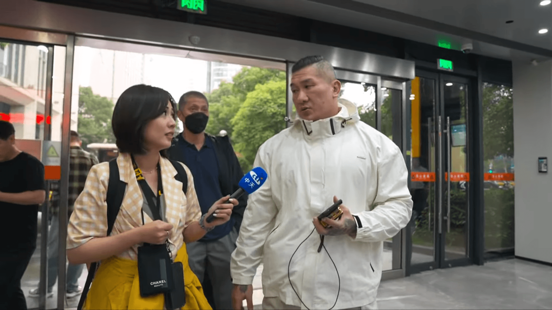 館長到中國後，開直播宣揚中國哪些地方比台灣好，身旁還有過去他曾反對的媒體陪同。（翻攝自長惡名昭彰YT頻道）