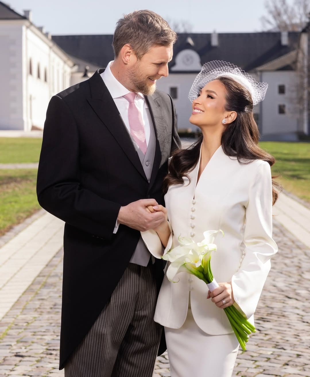 萊卡王子與布萊爾塔結婚，地點選在具有家族意義的阿波尼城堡。（翻攝princleka IG）