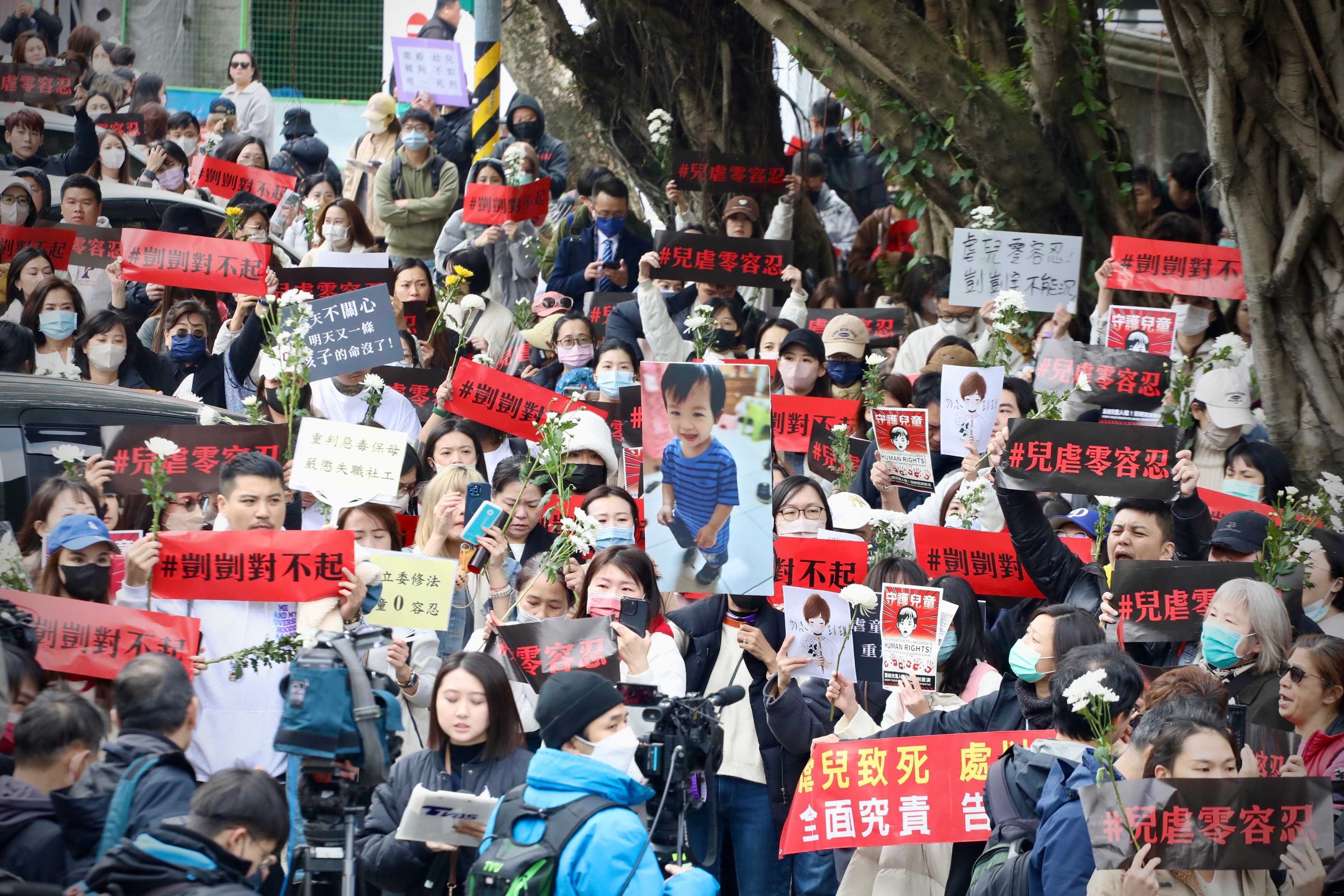 大批民眾在法院外聲援剴剴案。