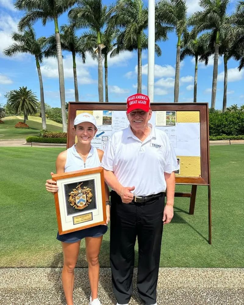 凱伊（左）今年在川普高爾夫球俱樂部拿下女子組冠軍。（翻攝kaitrumpgolfer IG）