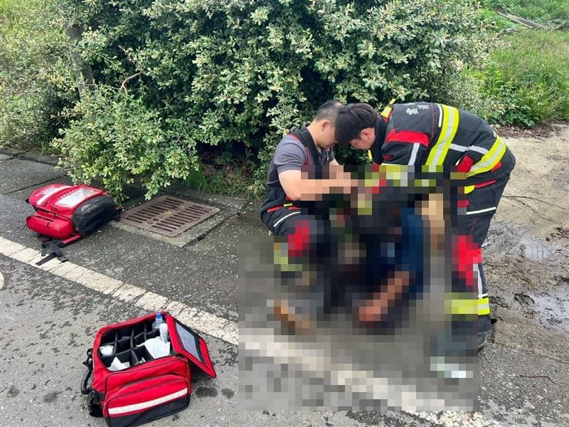 26歲林姓男子在使用大型絞肉機準備魚飼料時，右手不慎捲入機器，導致右上臂遭到截斷。（翻攝畫面）