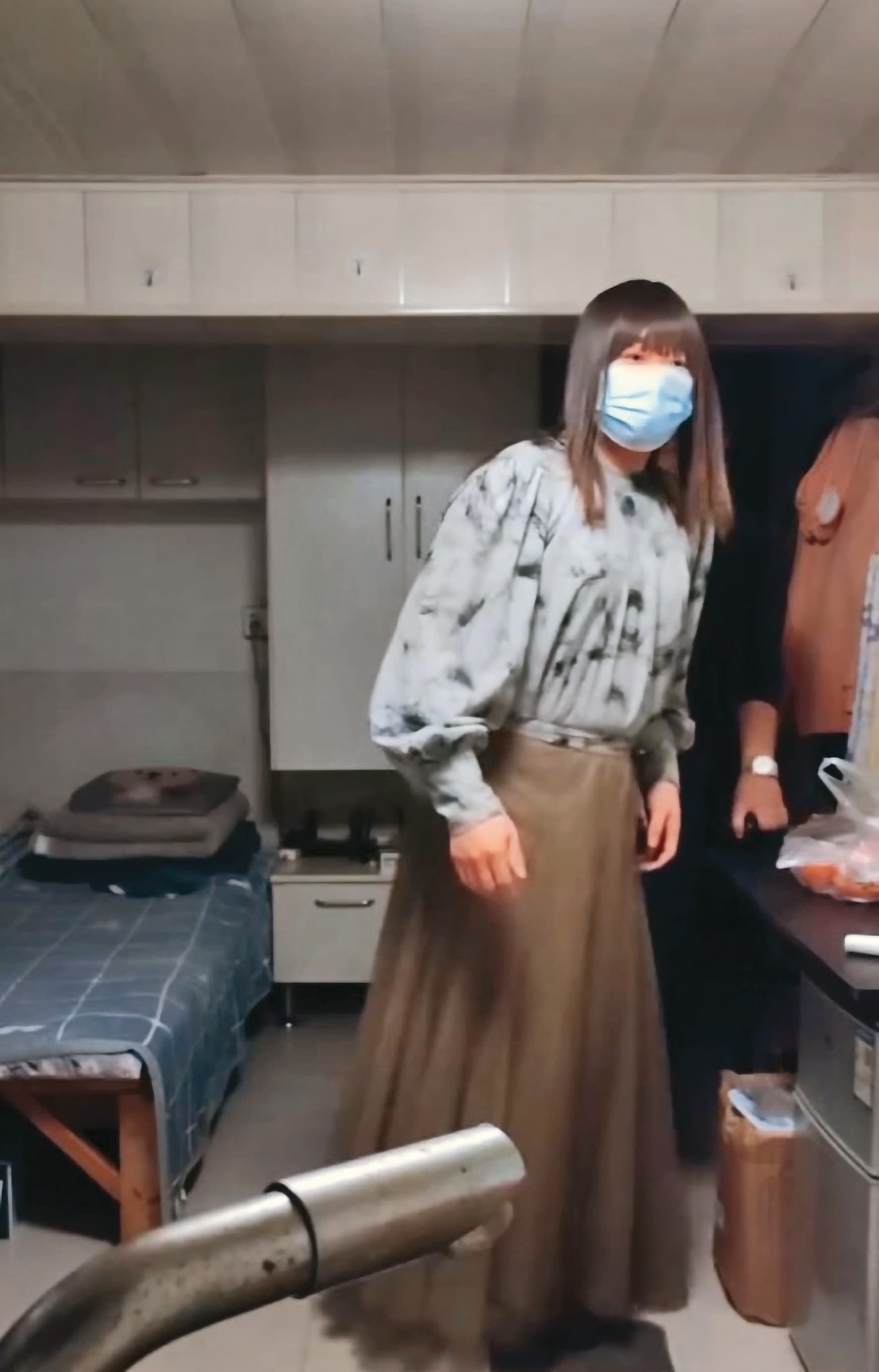 南京紅姐和男網友見面時，幾乎都是同一套上衣、長裙和招牌口罩。（翻攝自X）