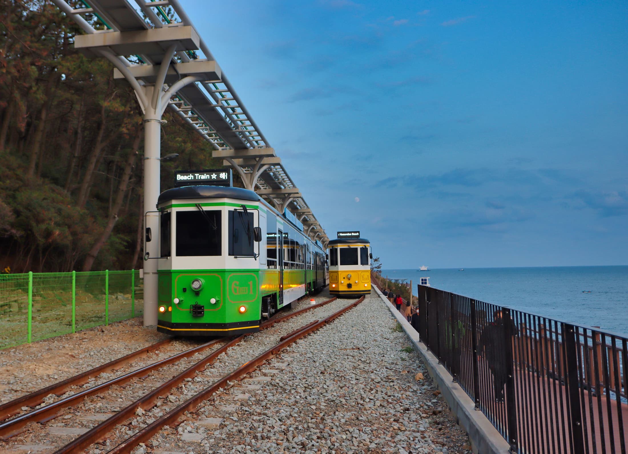 由廢棄尾浦站改造而成的海雲台藍線公園，串聯青沙浦與松亭等濱海景點，成為釜山熱門打卡新地標。（可樂旅遊提供）