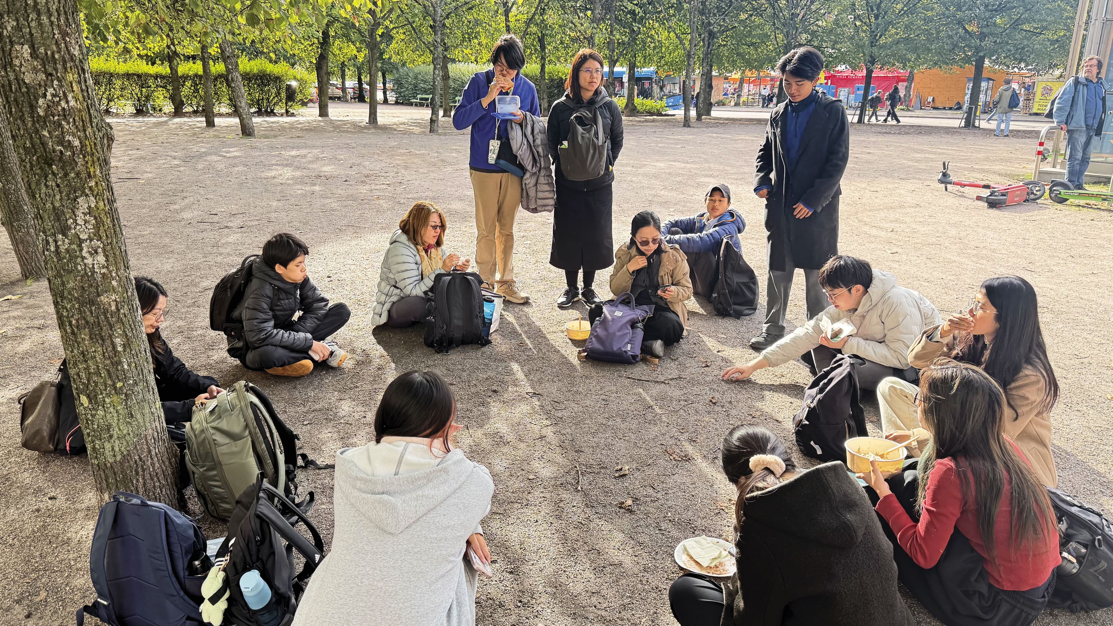 「北歐參訪：新世代啟動民主的下一步」訪問團學員，在結束參觀後彼此核對理解內容，與自有經驗對照，交換感想與心得。