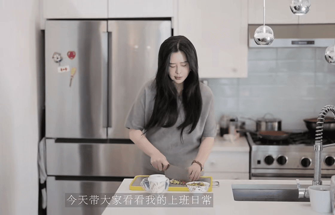 王祖賢在廚房裡幫智悟準備食物。（翻攝小紅書）