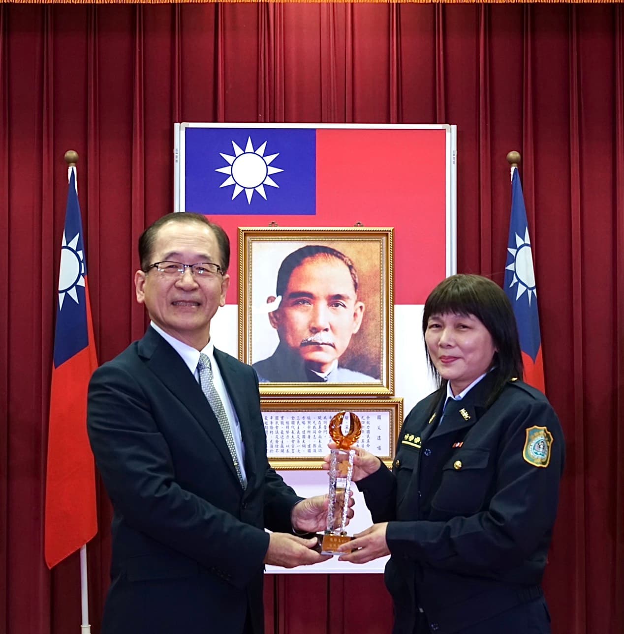 署長頒獎績優矯正同仁。（法務部提供）