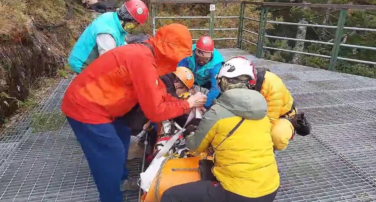 搜救人員3日將遺體吊掛護送下山。（高雄市消防局提供）