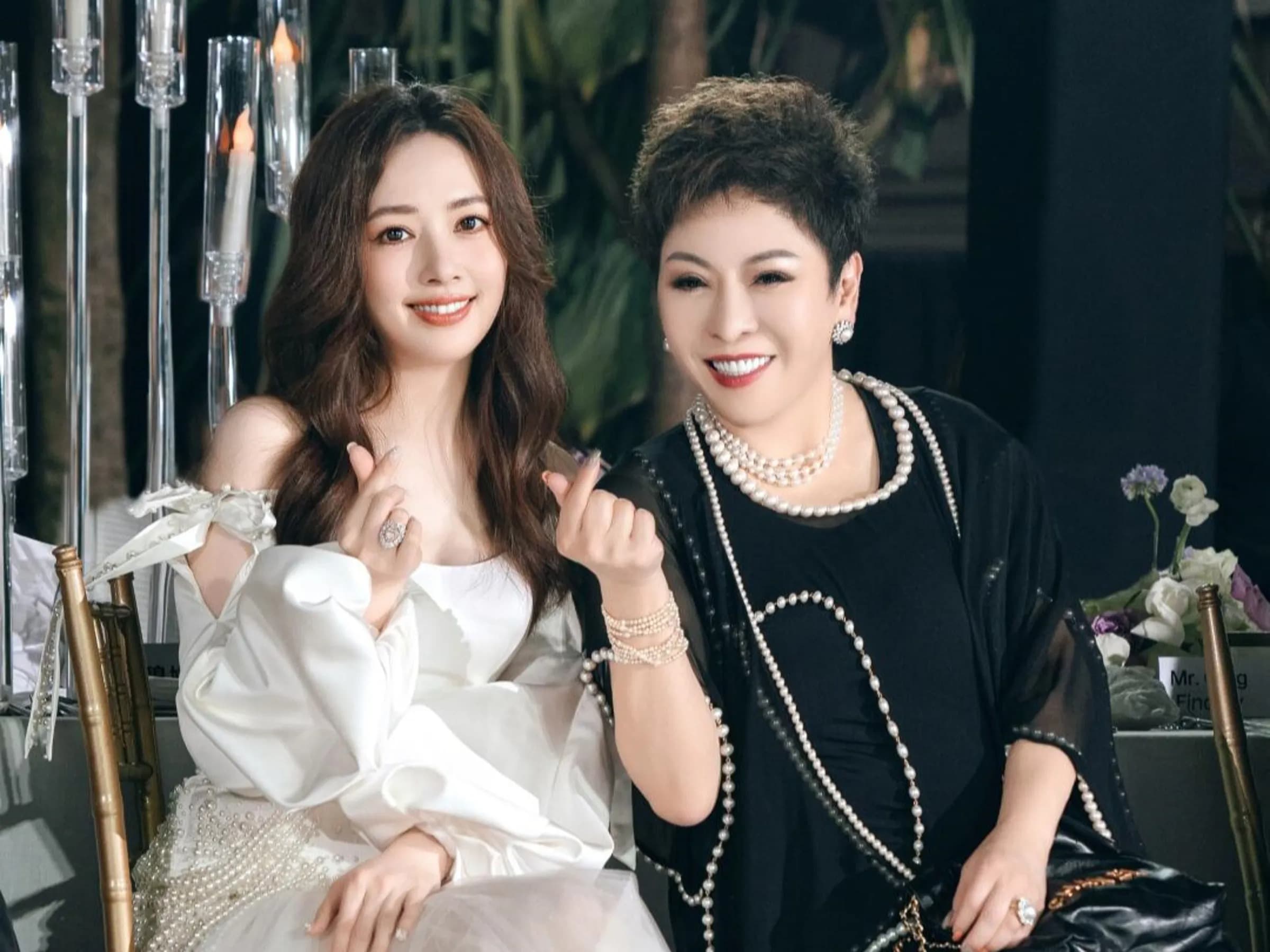 向太（右）是出了名的寵媳婦郭碧婷。（翻攝小紅書）