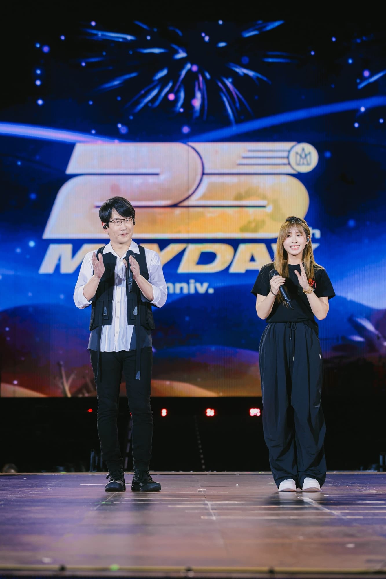 五月天冠佑與女兒小玫瑰父女同台。（相信音樂提供）