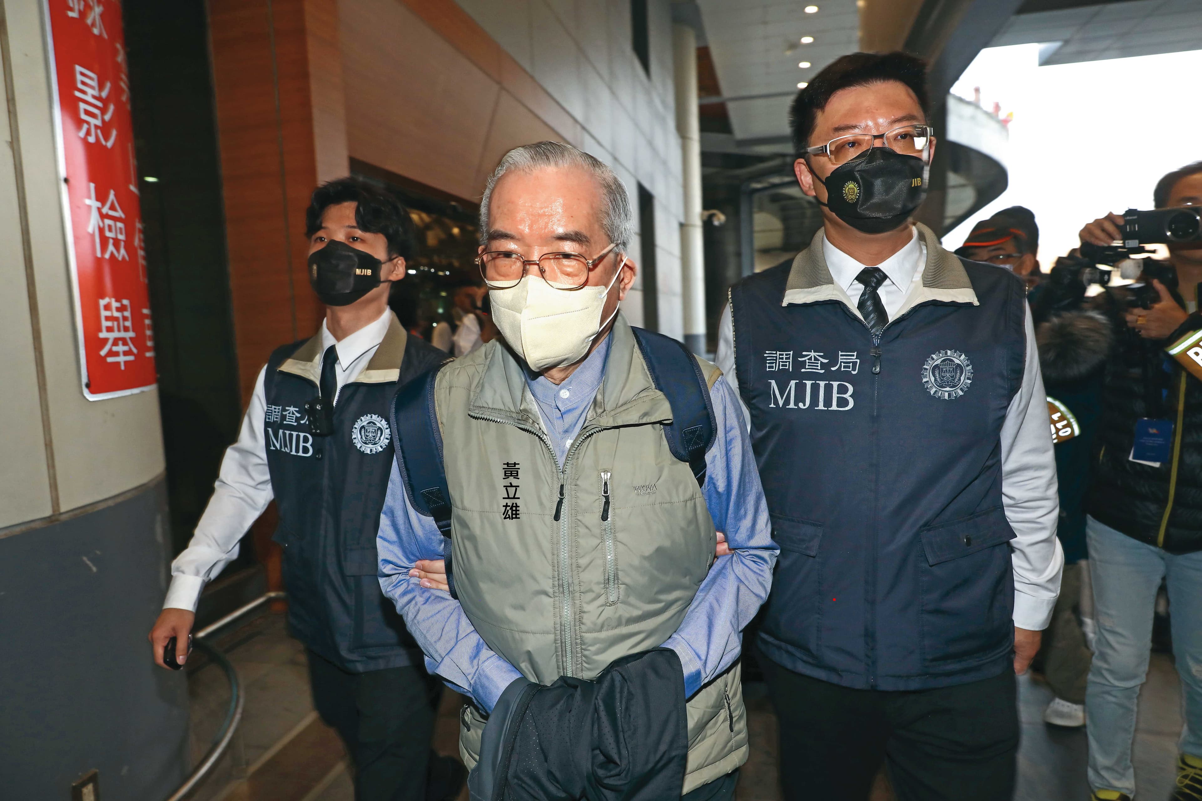 黃博健的醫師父親黃立雄掛名擔任杏立博全診所負責人，去年5月返台投案後，遭檢方以50萬元交保。
