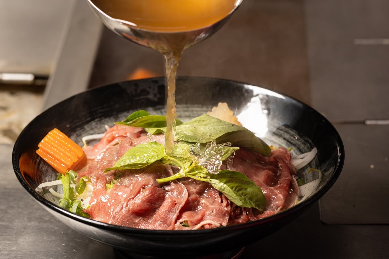 這碗「越式牛肉湯」CP值太高，不僅分量飽足，湯頭更是溫潤甜美，越喝越愛。（160元／份）