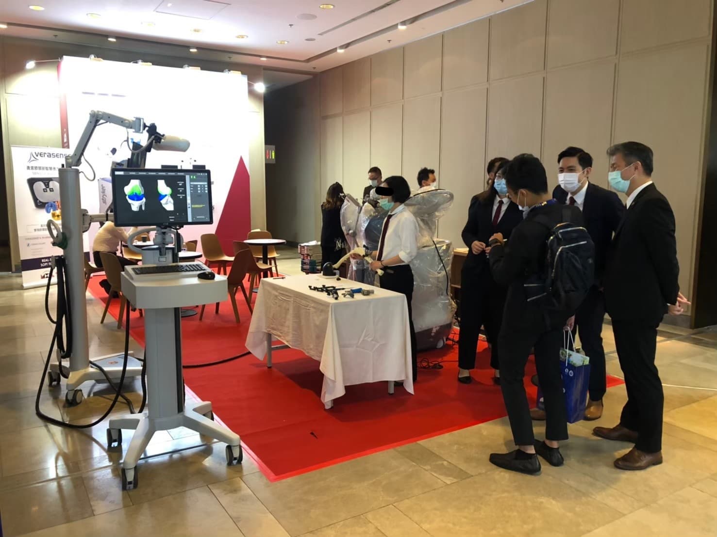 友信行在骨科醫學年會中提供「MAKO機械手臂」實機展示推廣。（讀者提供）