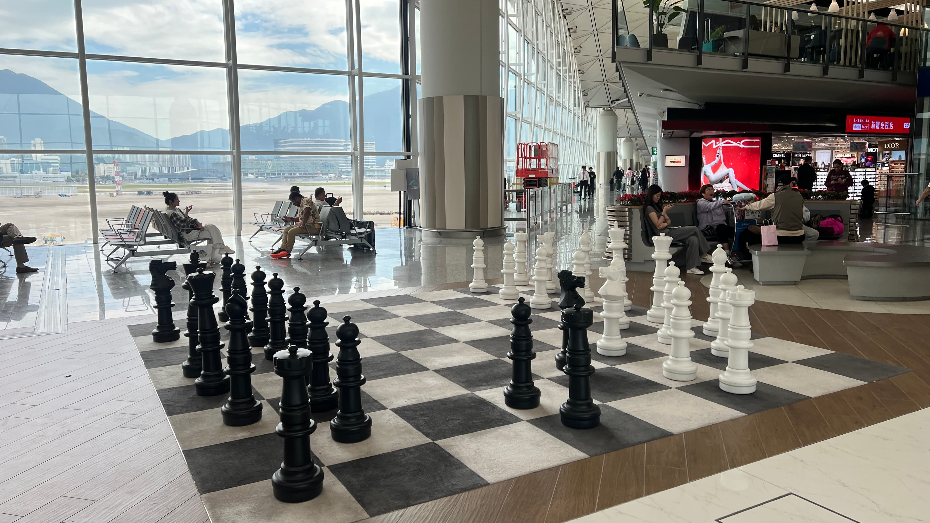 機場各處散布裝置藝術與遊樂設施，緩解旅人趕路的心情。