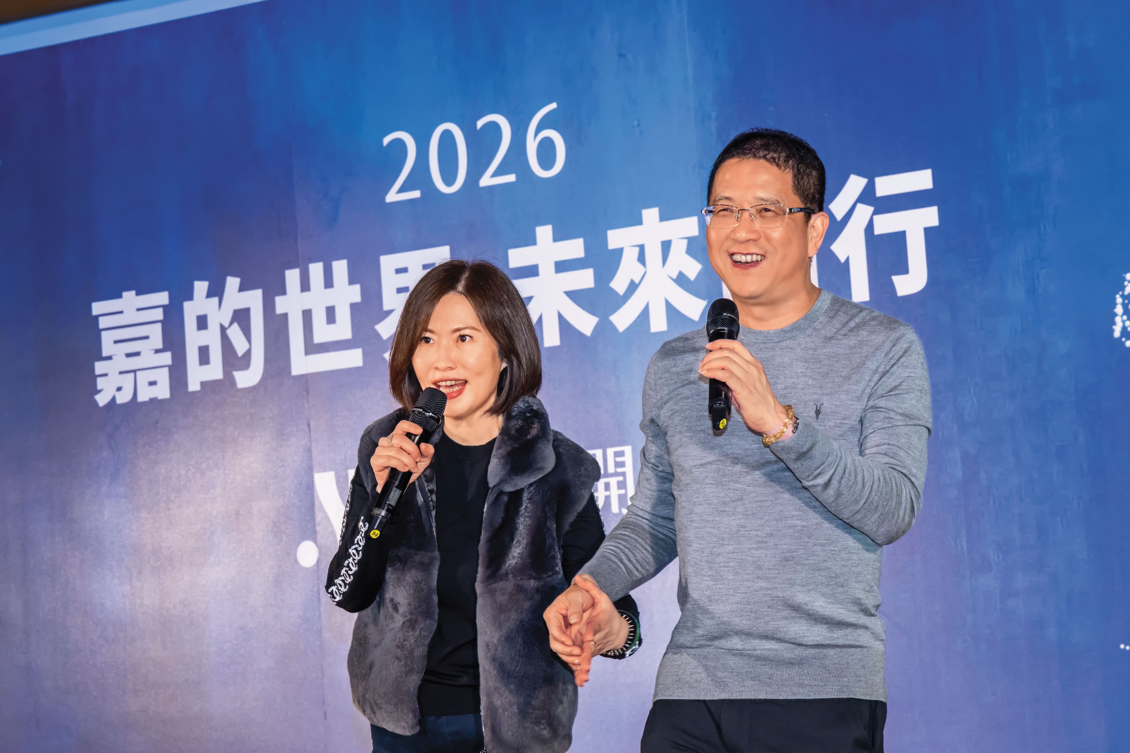泰嘉開發在澎湖辦尾牙，呂金發（右）與妻子陳渝雯（左）放閃對唱。