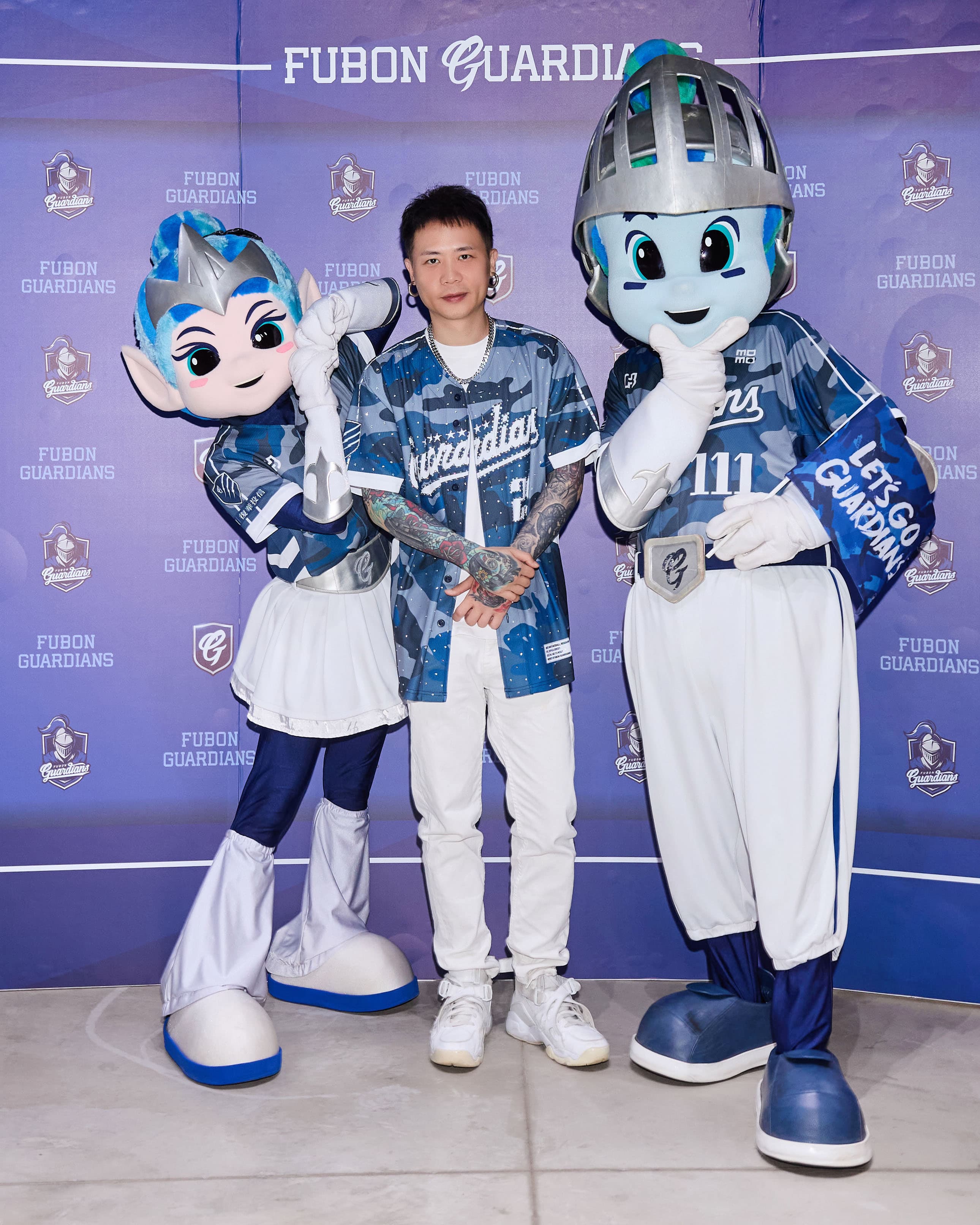 蕭秉治超興奮站上大巨蛋表演，還準備特製球衣。（相信音樂提供）