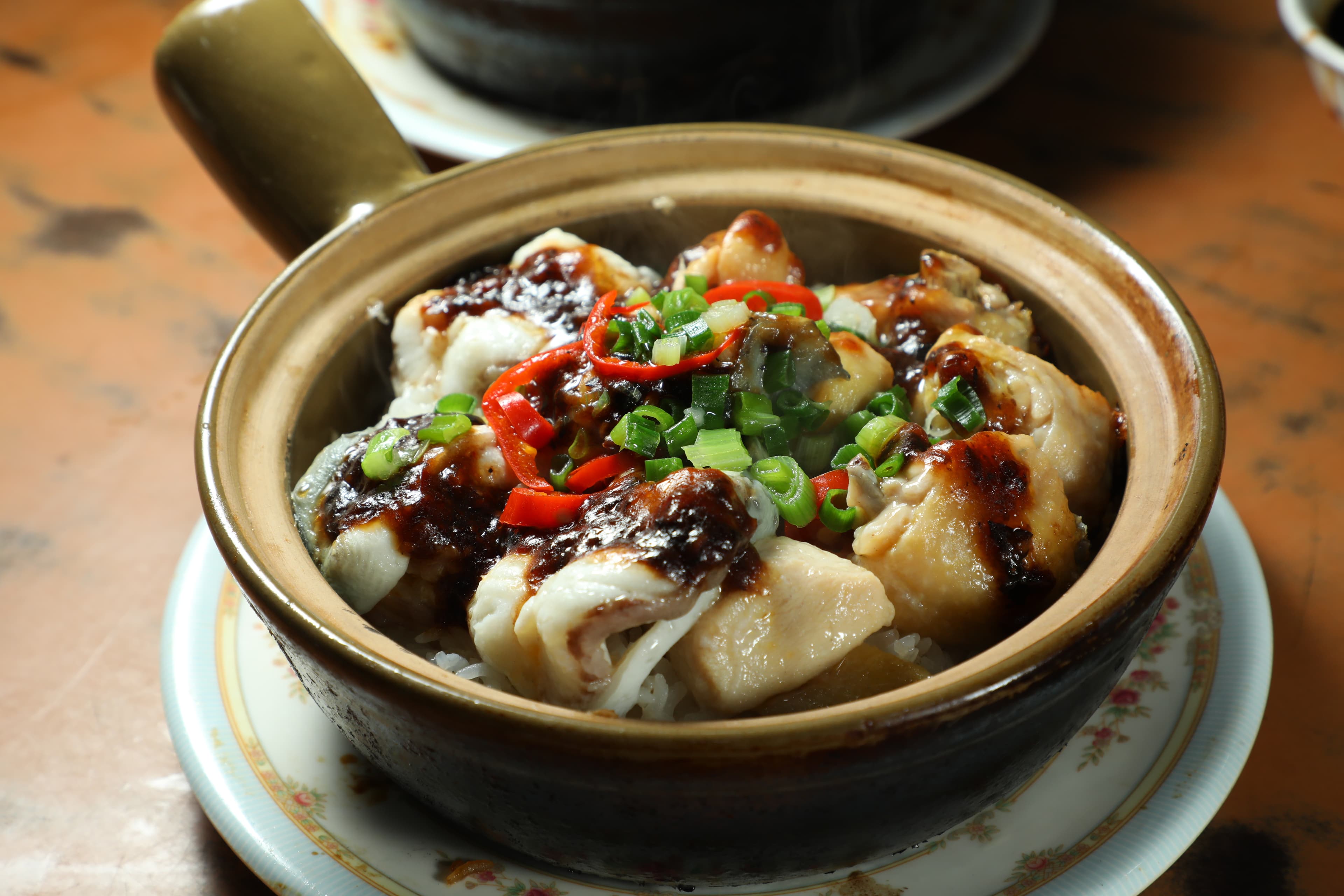 「白鱔滑雞飯」的白鱔軟嫩、雞肉Q彈，淋上醬汁味道更好。（港幣120元／份）