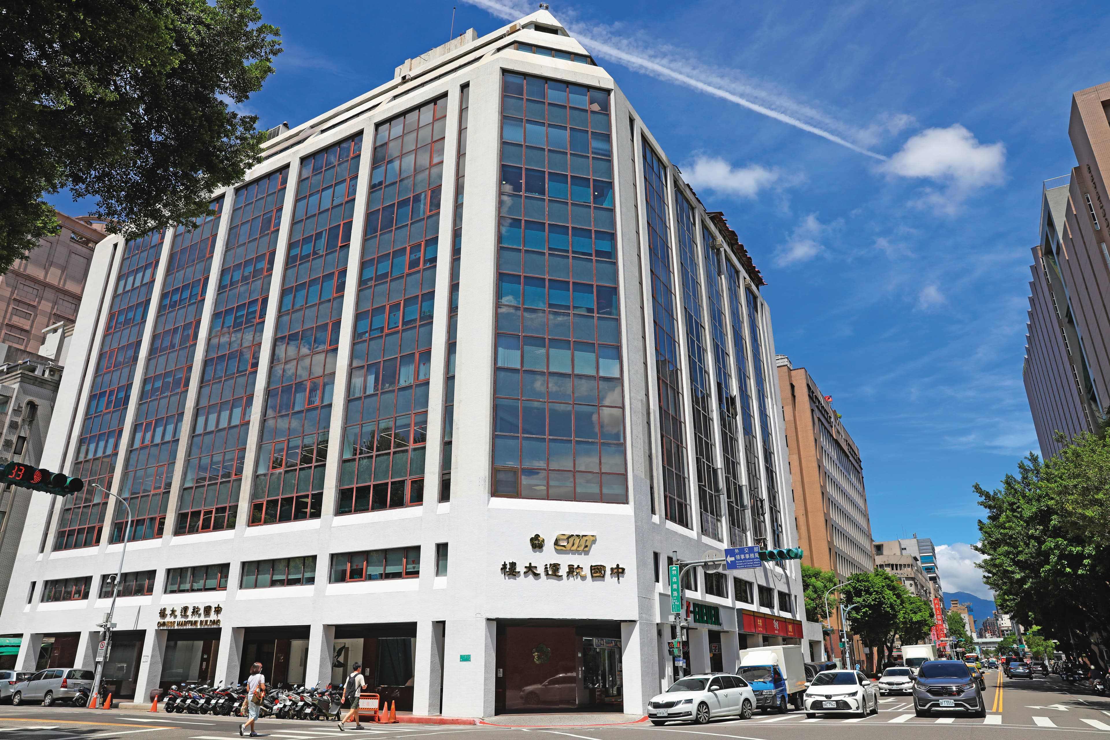 柯文哲以4,300萬元購買濟南路商辦，金流來源不明，檢廉仍在追查中。