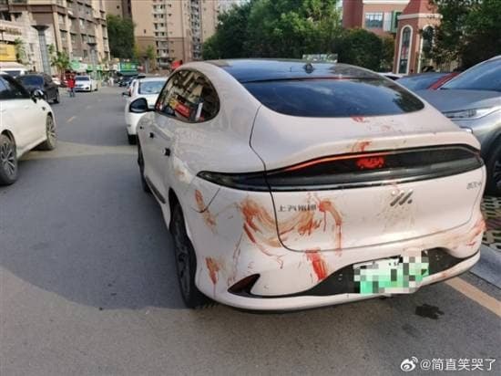 原來是丈母娘請法師來潑雞血「開光」。（翻自微博）