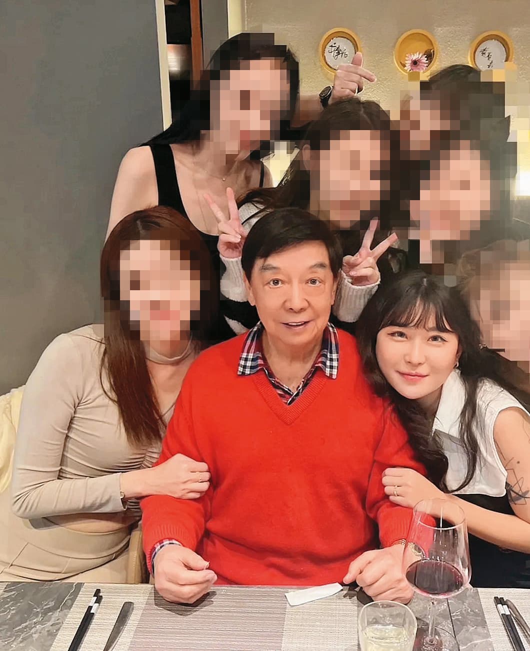 仙塔（前右）積極打入上流社會，卻因此惹來其他名媛不滿，甚至批她太過高傲。（讀者提供）