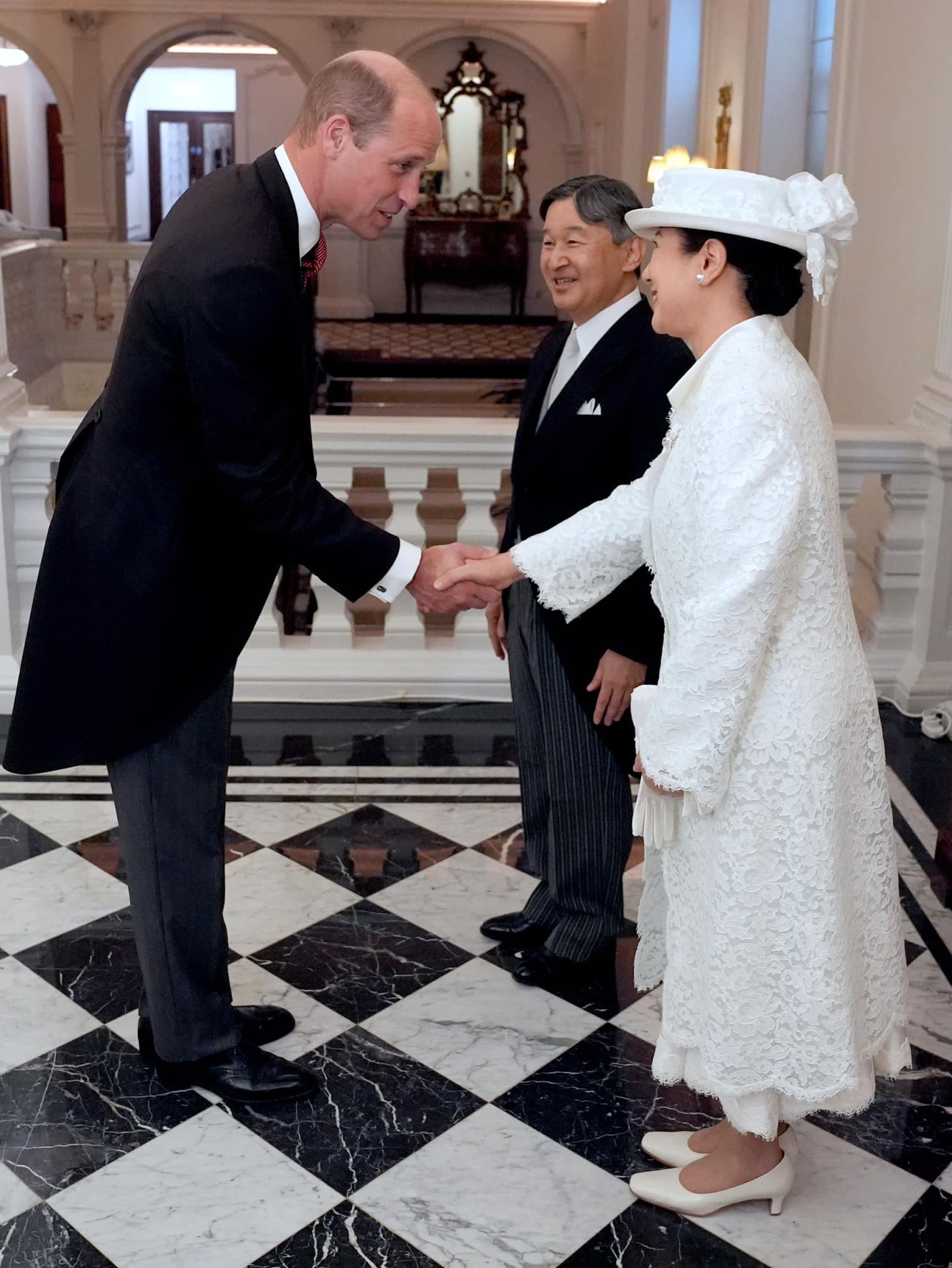 威廉王子（左）昨迎接德仁天皇和雅子皇后。（翻攝The Royal Family臉書）
