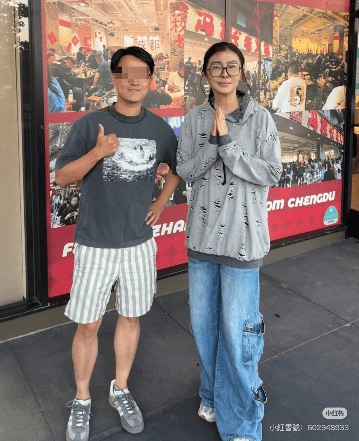 王祖賢（右）在照片中穿灰色上衣、牛仔褲，看上去瘦了不少。（翻攝小紅書）