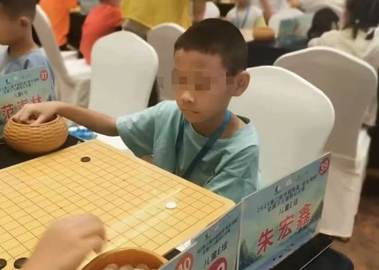 多名家長曾目睹朱父失控踢打兒子，朱宏鑫當場疼到爬不起來。（翻攝畫面）