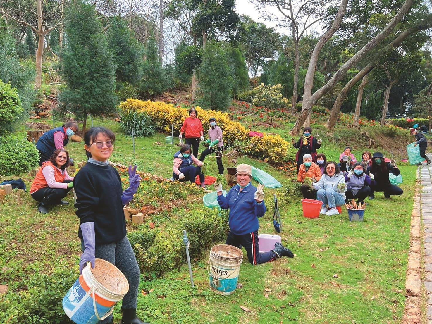 綠美化也是宗教場所ESG評鑑標準之一，圖為湖口鳳山寺信眾除草、種樹。（新竹縣政府提供）