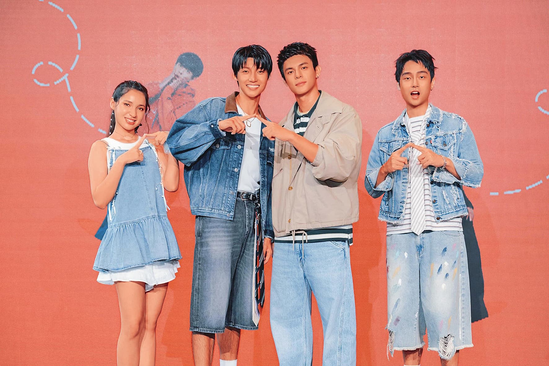杜苡妮（左一）在BL劇《整個世界，只有你連上了我》中飾演唯一女主角，戲分相當搶眼。左二起劉育仁、邱以太、大鶴。（翻攝自杜苡妮IG）