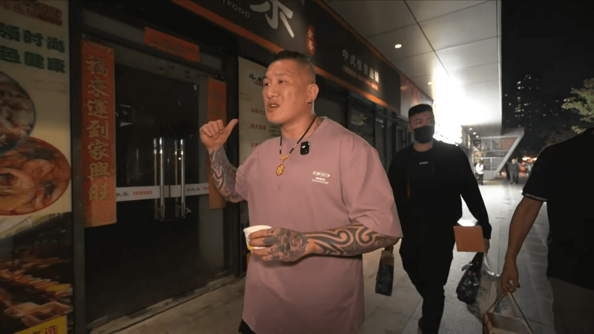館長用餐後突然提到，有許多人都跟他喊「釋放柯文哲」，他更不滿嗆聲，「賴清德的壞，大陸都知道啊！」（翻攝自 館長惡名昭彰YT頻道）