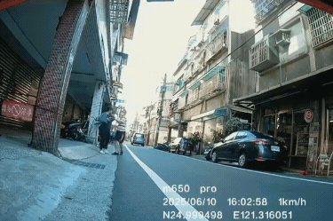女子街頭遇「精神異常男」舉瓶威脅！影片曝光。（翻攝自Threads）