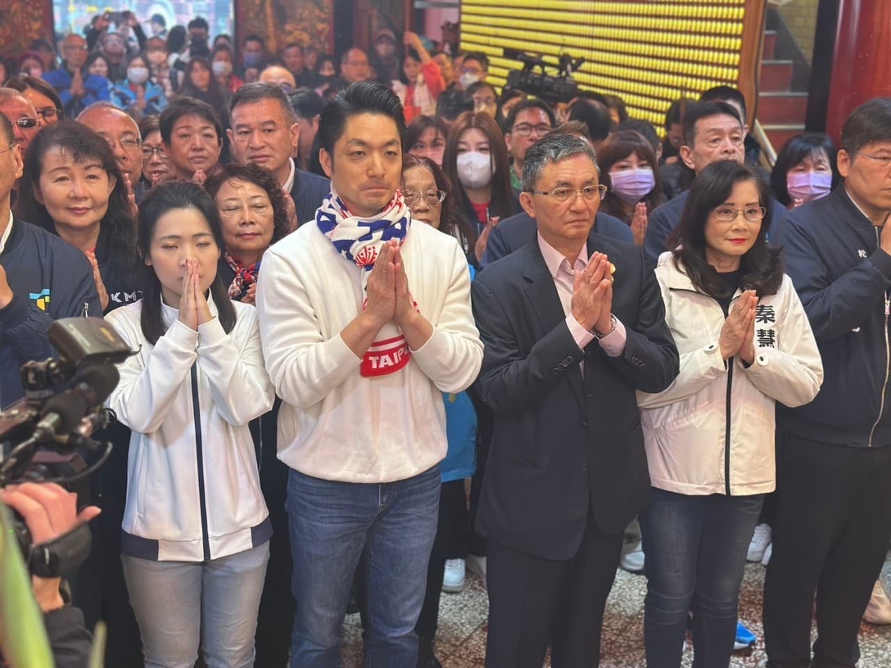秦慧珠（右1）過去和徐巧芯是議會同事，兩人近日還和蔣萬安在松山霞海城隍廟同台。（翻攝松山霞海城隍廟 - 五路財神粉絲專頁）