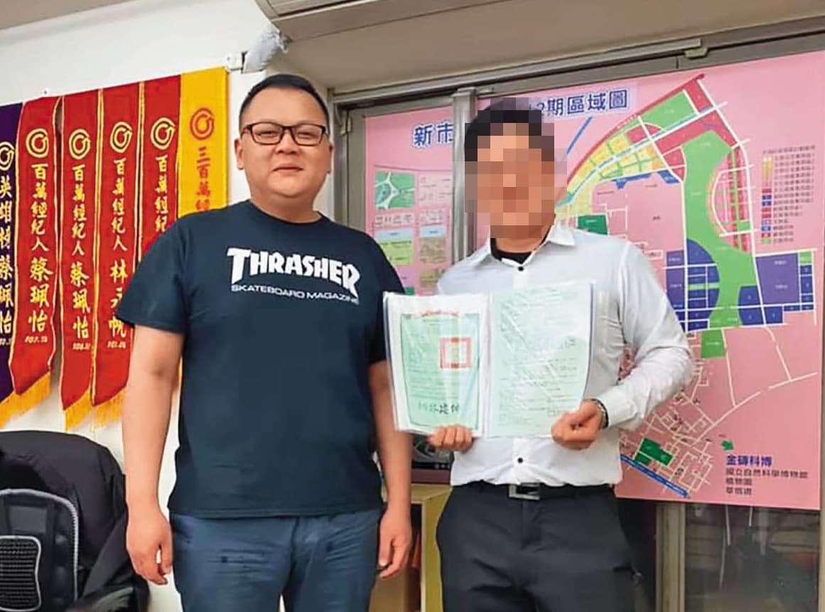 葉仁豪展示員工年紀輕輕就賺大錢買房。（翻攝葉仁豪臉書）