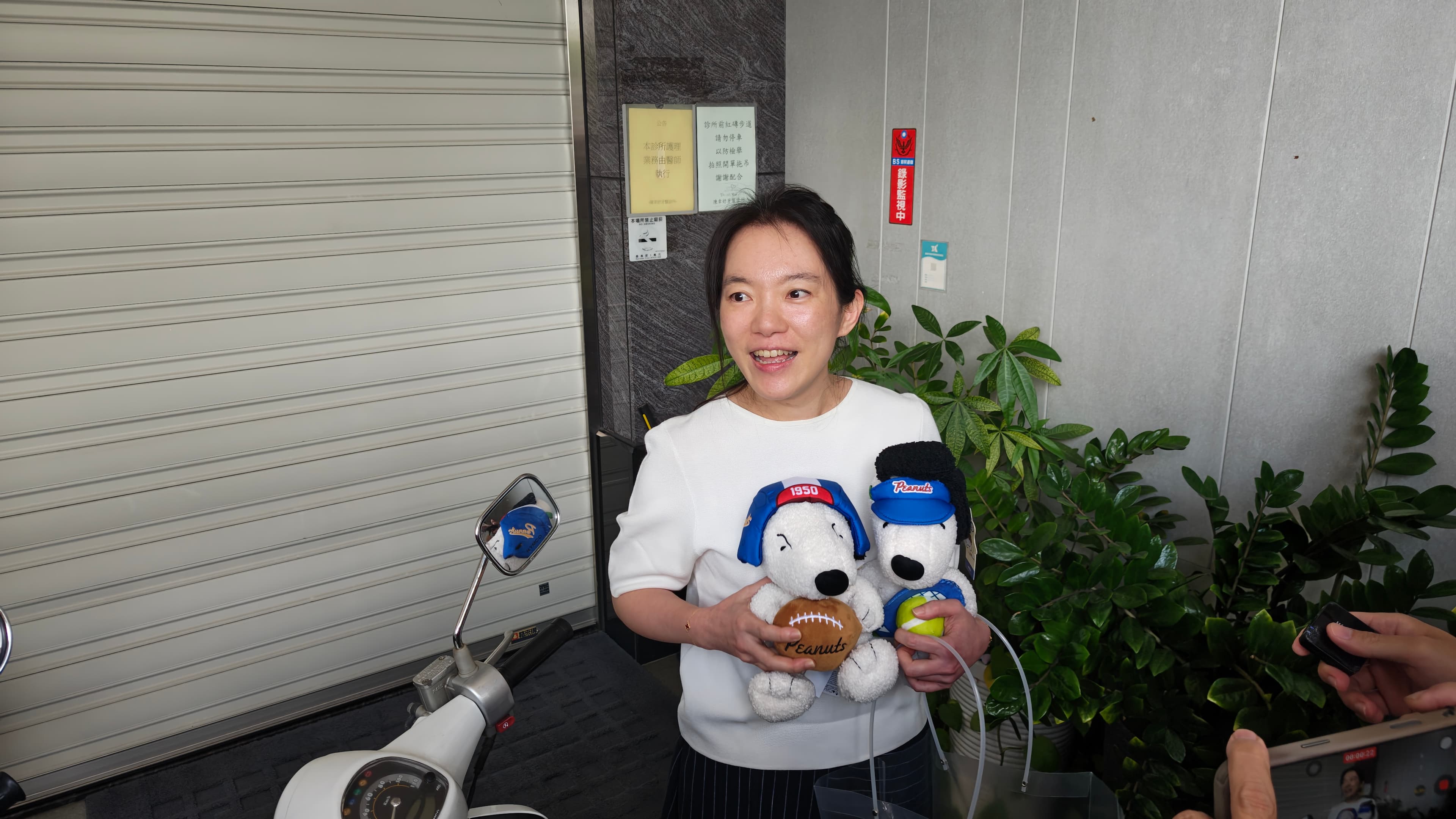 陳幸妤收到史努比娃娃，罕見在鏡頭前露出燦爛的笑容，她還興奮直呼「這兩隻超可愛的！」