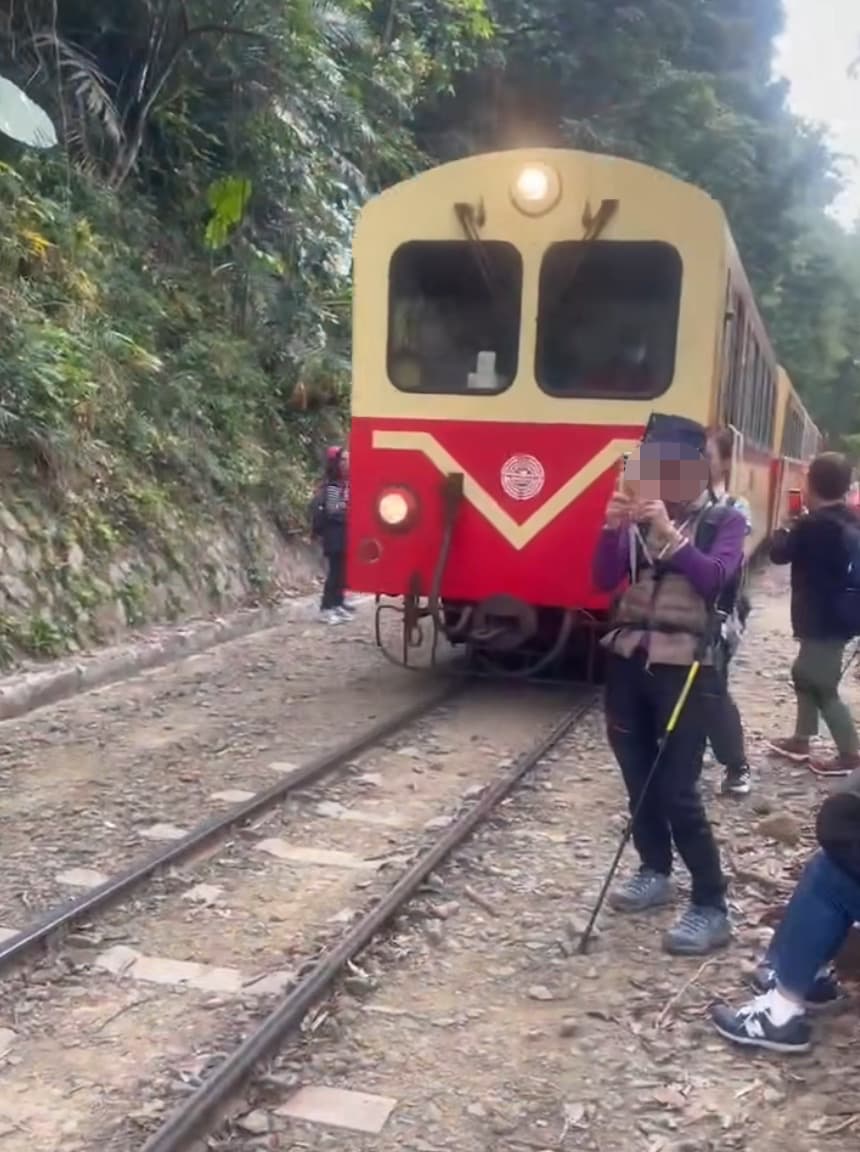 畫面可見，這名女遊客不甩火車鳴笛繼續拍照，最後被撞倒在地。（翻攝「翻轉大高屏交通」臉書）