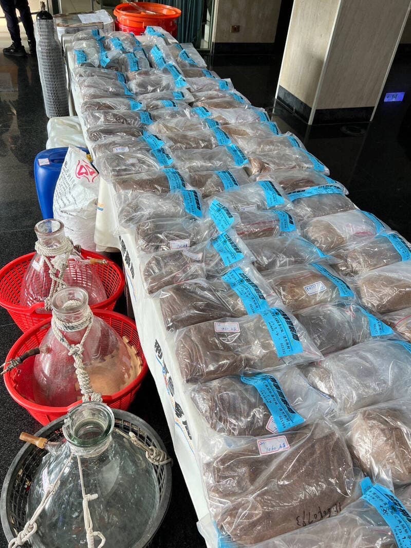 中部打擊犯罪中心破獲史上最大安毒工廠，查獲313.85公斤的安非他命。（翻攝畫面）