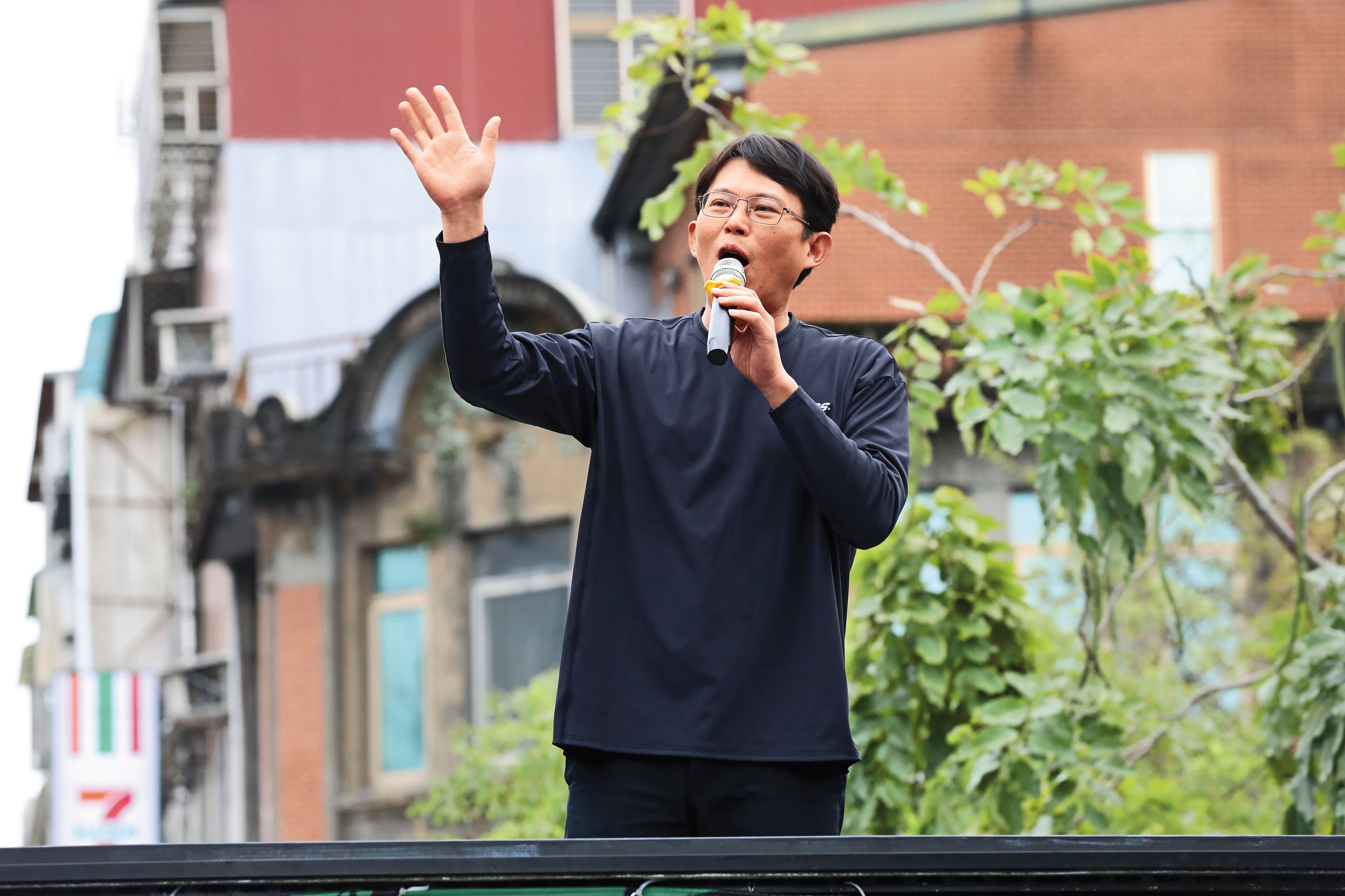 民眾黨雖無區域立委，仍積極在大罷免浪潮中尋找白營的角色。