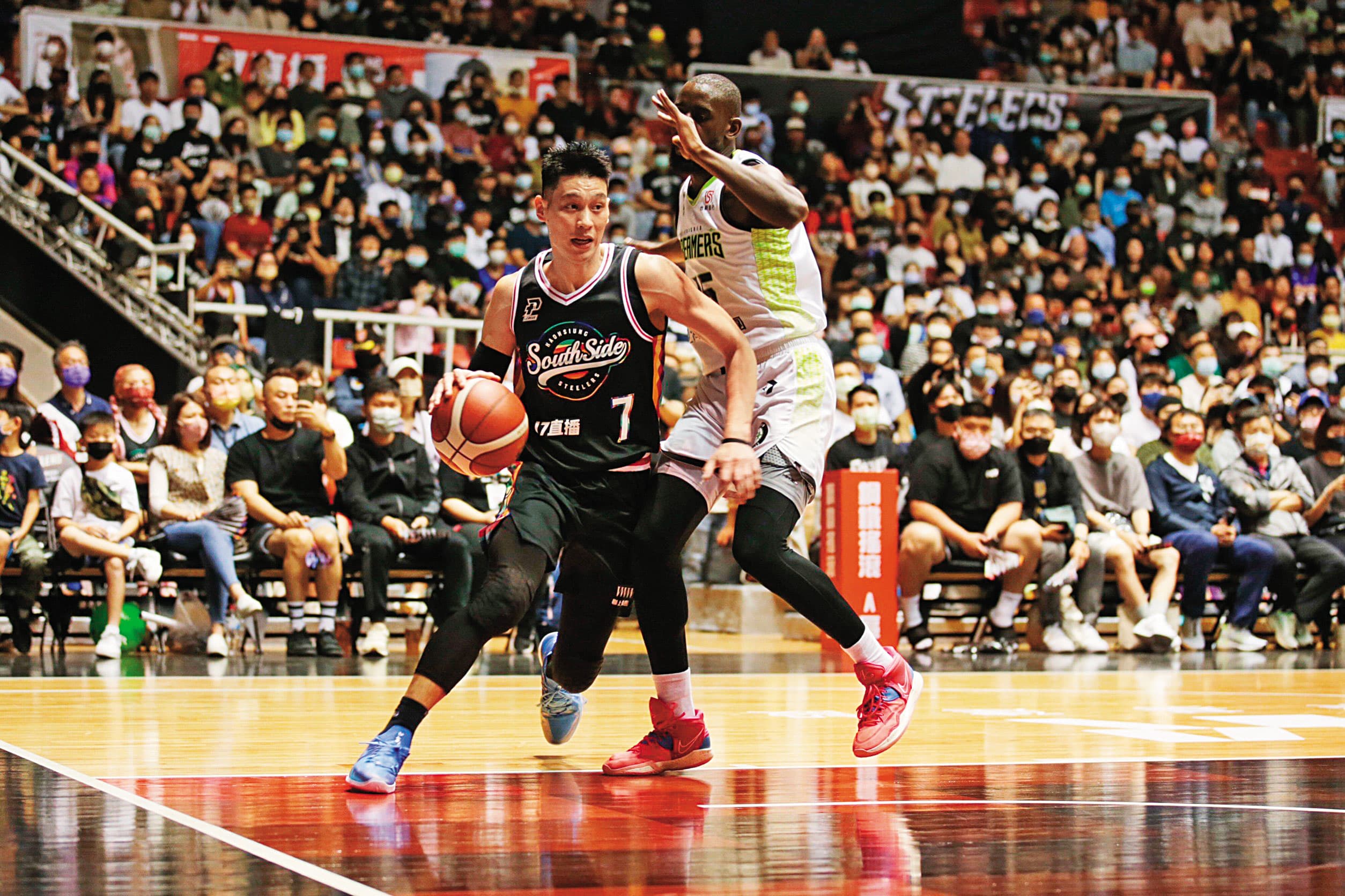 林書豪（前左）在NBA最熱門時，一張200美元的門票只能買到最偏遠位置。