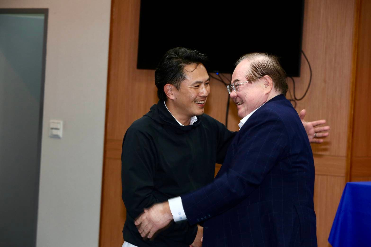 陳以信宣布退出藍營台南市長初選，在黨中央和副主席李乾龍擁抱。（鏡報姜永年）